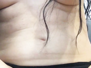 ласкает киску