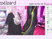 Gamer Girl Forgets to Turn off the Stream AND SQUIRT