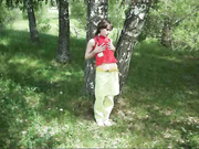 SweetKotenka отсасывает в лесу