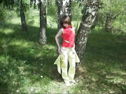 SweetKotenka отсасывает в лесу