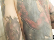 Татуированную шлюху Rocky Emerson обосали