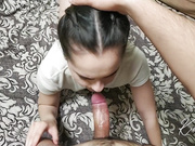 Домашняя шлюшка KisieB красуется и заглатывает хуй