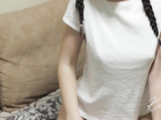 Домашняя шлюшка KisieB красуется и заглатывает хуй