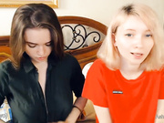 сучки отшлепали друг друга