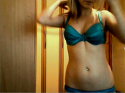 молодая блонда танцует перед вэбкой