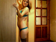 молодая блонда танцует перед вэбкой