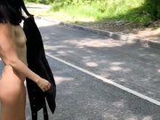 Kisa-Gav голые шалости на  дороге