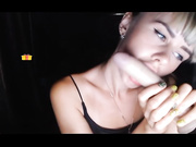 VaniLLa_sexy посасывает дилдо-2