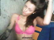 Малышка раздевается