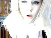 Танцует перед камерой