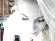 Танцует перед камерой