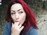 AlisaFist на природе с бутылкой