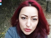 AlisaFist на природе с бутылкой