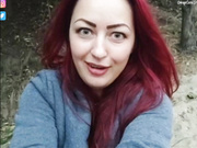 AlisaFist на природе с бутылкой