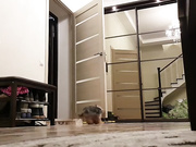 SweetButtocks голая встречает доставщика