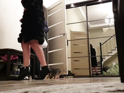 SweetButtocks голая встречает доставщика