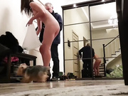 SweetButtocks голая встречает доставщика