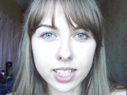 писает на камеру