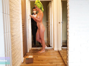 SweetButtocks (встречает курьера)