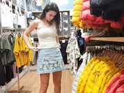 SweetButtocks (переодевается в магазине)