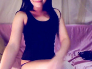 Брюнетка с пирсингом в сосках