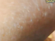 Курит и сосет