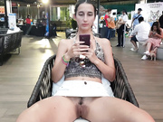 SweetButtocks светит киской в кафе