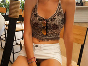 SweetButtocks светит киской в кафе