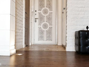 SweetButtocks с пробкой в попе встречает курьера