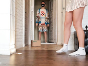 SweetButtocks с пробкой в попе встречает курьера