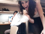 Американка в библиотеке за компом