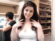 Американка в библиотеке за компом