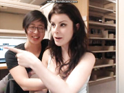 Американка в библиотеке за компом