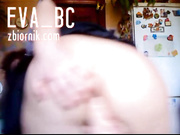 Сучка трахает свой анал