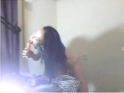 модель в студии засняла соседку во время работы