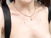 Тёлка за токены гуляет по улице топлесс