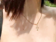 Тёлка за токены гуляет по улице топлесс