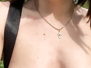 Тёлка за токены гуляет по улице топлесс