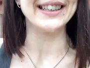 Тёлка за токены гуляет по улице топлесс, ч.2