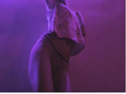 Sonya-mo обнажает грудь