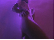 Sonya-mo обнажает грудь