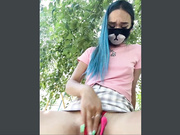 Amallllia дрочит на скамейке