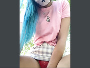 Amallllia дрочит на скамейке