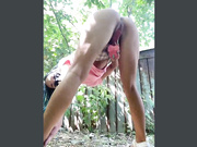 Amallllia трахает себя дилдо за гаражами