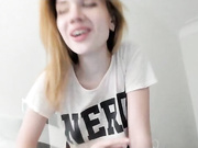 _--_--_--_показывает грудь