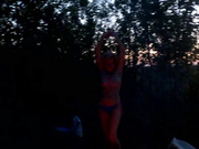 Танцы голышом у костра