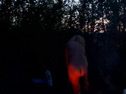 Танцы голышом у костра