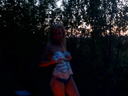 Танцы голышом у костра