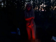 Танцы голышом у костра