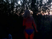 Танцы голышом у костра